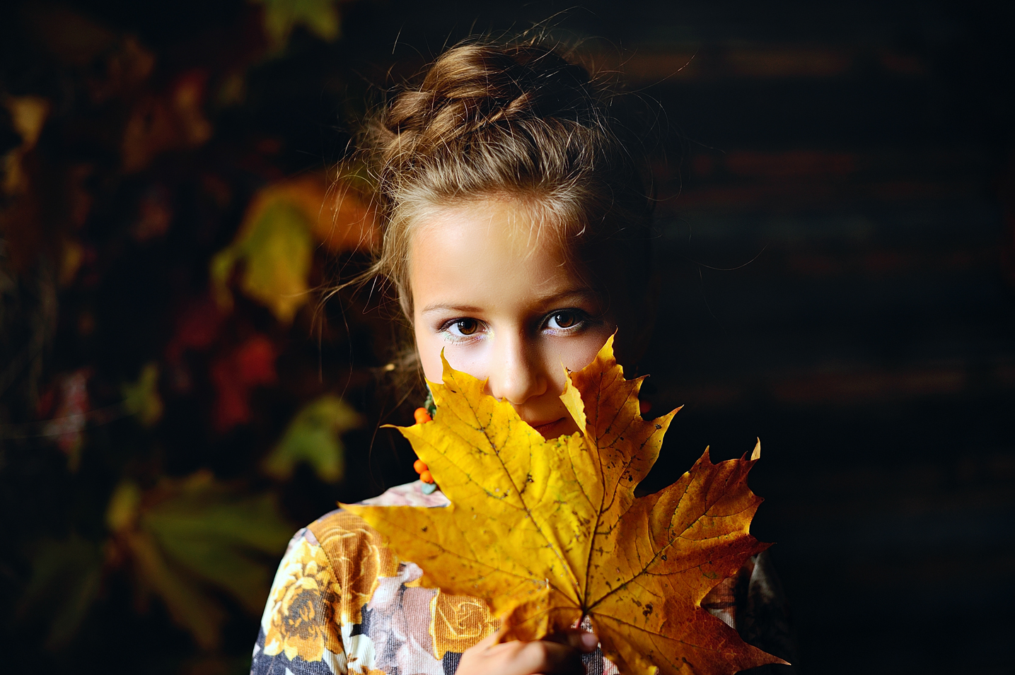 Осенний портрет в студии для ребенка